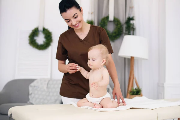 Professionell Kvinnlig Massör Gör Massage Till Liten Baby Barn Massage — Stockfoto