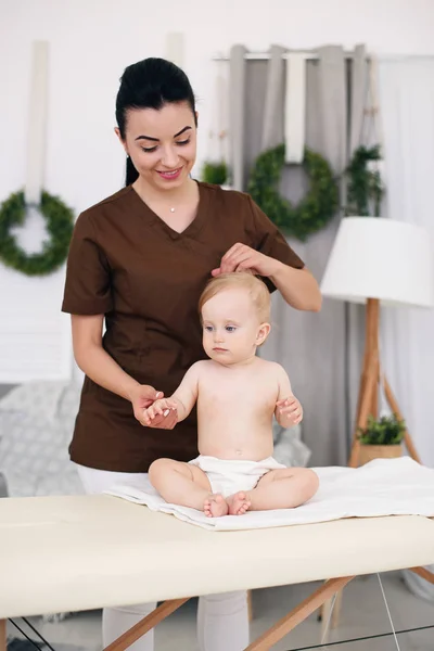 Uma Massagista Profissional Faz Uma Massagem Bebé Crianças Massagem Sofá — Fotografia de Stock