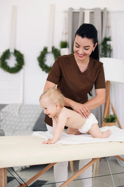 Professionell Kvinnlig Massör Gör Massage Till Liten Baby Barn Massage — Stockfoto