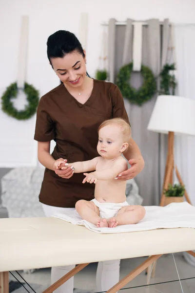 Uma Massagista Profissional Faz Uma Massagem Bebé Crianças Massagem Sofá — Fotografia de Stock