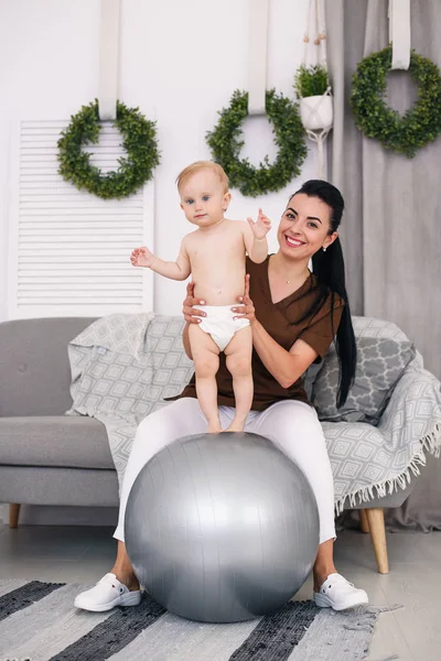 Uma Massagista Feminina Profissional Com Bebê Feliz Fazendo Exercícios Com — Fotografia de Stock