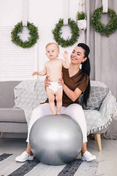 Uma Massagista Feminina Profissional Com Bebê Feliz Fazendo Exercícios Com — Fotografia de Stock