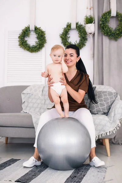 Uma Massagista Feminina Profissional Com Bebê Feliz Fazendo Exercícios Com — Fotografia de Stock