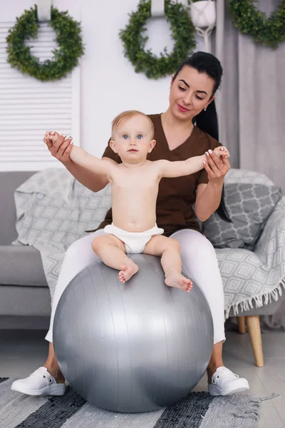 Uma Massagista Feminina Profissional Com Bebê Feliz Fazendo Exercícios Com — Fotografia de Stock