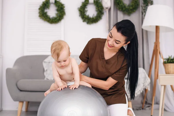 Uma Massagista Feminina Profissional Com Bebê Feliz Fazendo Exercícios Com — Fotografia de Stock