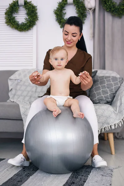 Een Professionele Vrouwelijke Masseuse Met Happy Baby Doen Oefeningen Met — Stockfoto