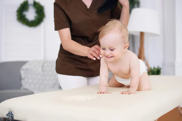 Bebê Feliz Ter Massagem Com Massagista Profissional Feminino Cuidados Saúde — Fotografia de Stock