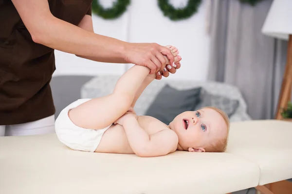 Cuidados Saúde Conceito Médico Uma Massagista Profissional Feminina Faz Uma — Fotografia de Stock