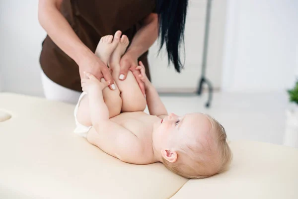 Cuidados Saúde Conceito Médico Uma Massagista Profissional Feminina Faz Uma — Fotografia de Stock