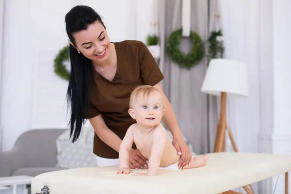 Cuidados Saúde Conceito Médico Bebê Feliz Ter Massagem Com Massagista — Fotografia de Stock