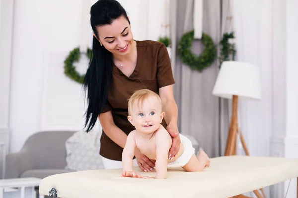 Hälsovård Och Medicinsk Koncept Happy Baby Med Massage Med Professionella — Stockfoto