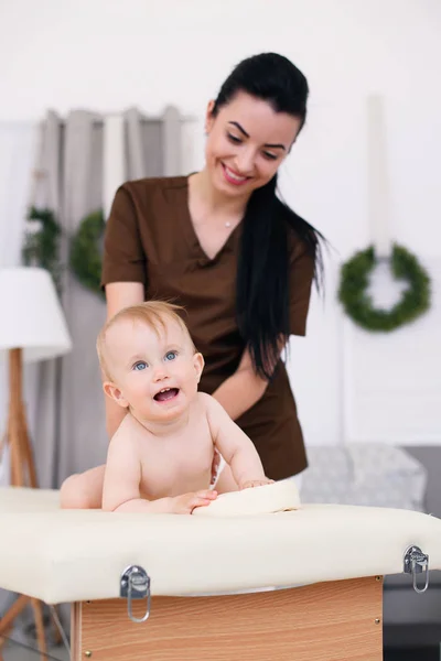 Cuidados Saúde Conceito Médico Bebê Feliz Ter Massagem Com Massagista — Fotografia de Stock