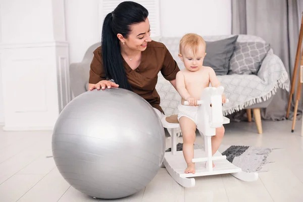 Médico Infantil Gentil Amigável Brincando Com Menina Sorrindo Bebê Brincando — Fotografia de Stock