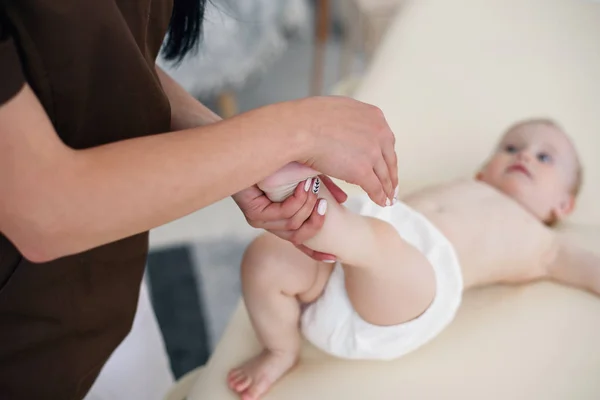 Massör Gör Fot Massage Till Liten Baby Hälsosam Livsstil Hälso — Stockfoto