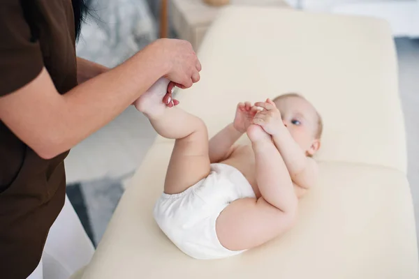 Massagista Faz Uma Massagem Nos Pés Bebé Estilo Vida Saudável — Fotografia de Stock