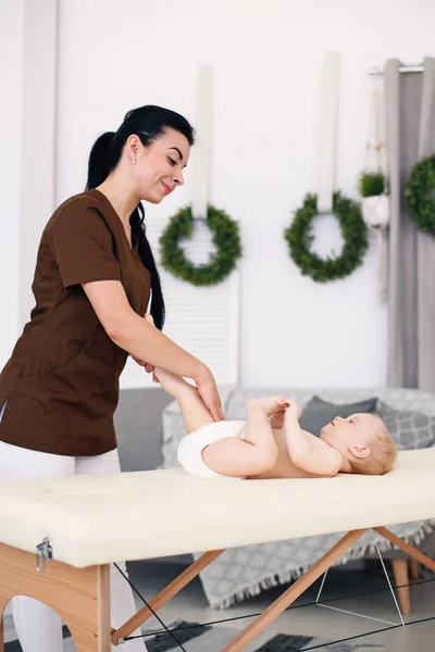 Masseurin Macht Eine Fußmassage Für Ein Kleines Baby Gesunder Lebensstil — Stockfoto