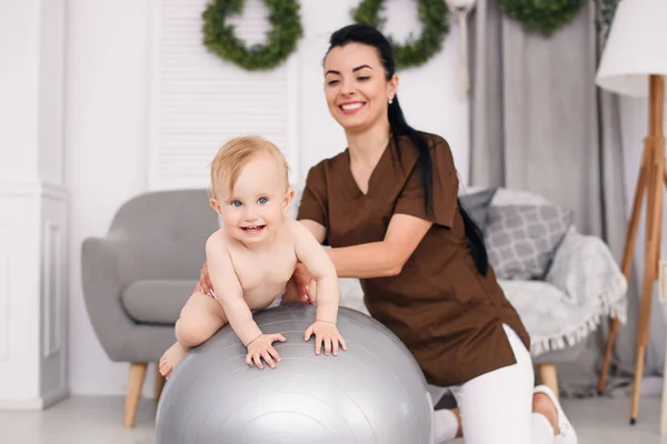 Fisioterapeuta Com Bebê Feliz Fazendo Exercícios Com Bola Ginástica Sala — Fotografia de Stock