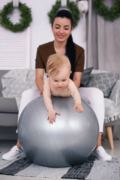 Fysiotherapeut Met Happy Baby Doen Oefeningen Met Gymnastiek Bal Medische — Stockfoto