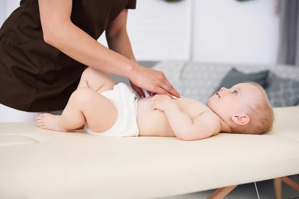 Terapeuta Masażu Sprawia Małego Dziecka Nowoczesny Przytulny Pokój Pojęcie Opieki — Zdjęcie stockowe