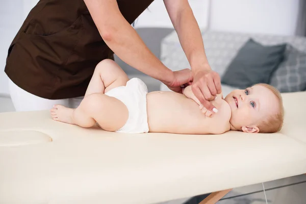 Terapeuta Faz Massagem Para Pequeno Bebê Quarto Acolhedor Moderno Saúde — Fotografia de Stock