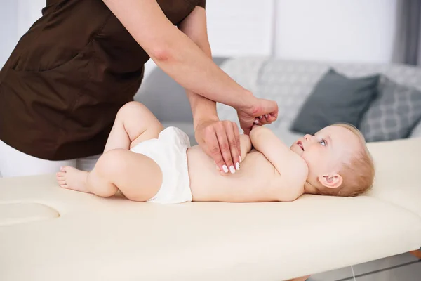 Terapeuta Faz Massagem Para Pequeno Bebê Quarto Acolhedor Moderno Saúde — Fotografia de Stock