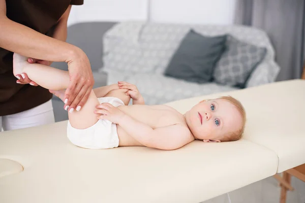 Mãos Mulher Fazem Massagens Bebé Saúde Conceito Médico — Fotografia de Stock