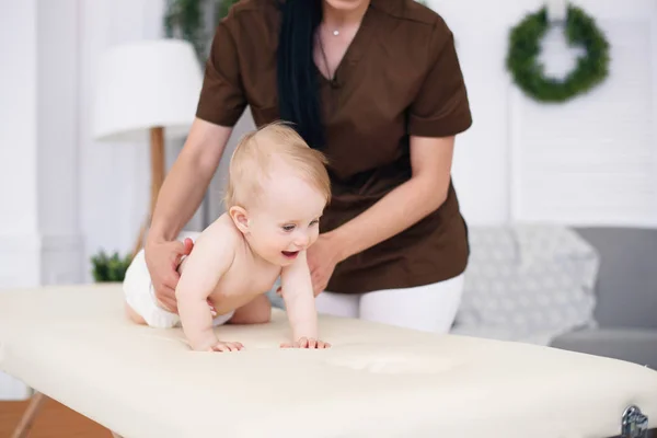 Vrouw Handen Maken Massage Aan Een Kleine Baby Gezondheidszorg Medische — Stockfoto