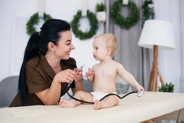 Young Smiling Doctor Examining Little Baby Stethoscope Modern Medical Office — Stock Photo, Image