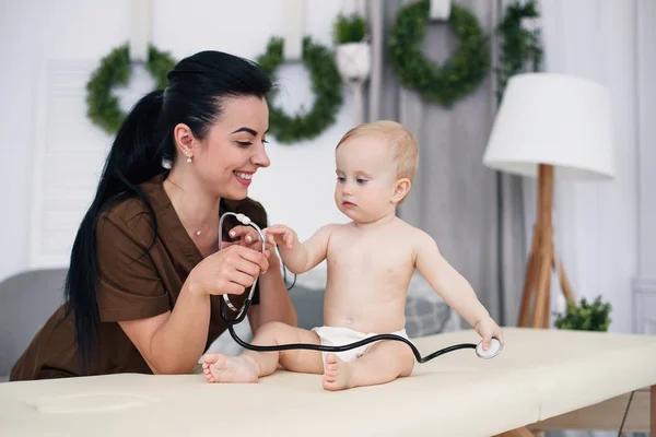 Jovem Médico Sorridente Examinando Pequeno Bebê Com Estetoscópio Consultório Médico — Fotografia de Stock