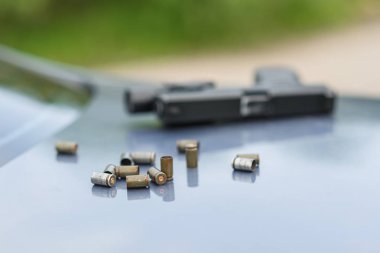 El silah mermi ve kollu arabanın üzerinde. Terör ve suç durdurmak.