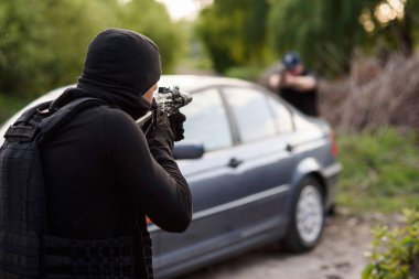 Bir polis memuru ve bir suçlu arasındaki çatışma. Terör ve suç durdurmak. Polis memuru ve terörist birbirlerine hedefliyoruz.