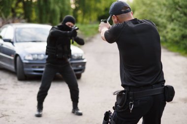 Bir polis memuru ve bir suçlu arasındaki çatışma. Terör ve suç durdurmak. Polis memuru ve terörist birbirlerine hedefliyoruz.