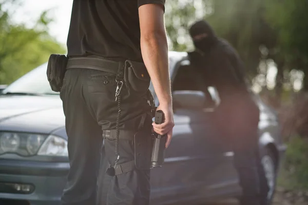 Policista Pistolí Ruku Ruce Chytil Zločince Kteří Ukradli Auto Právo — Stock fotografie