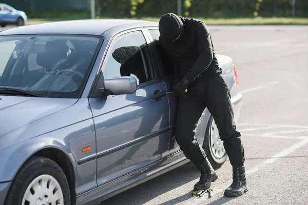 Pachatel Černém Oblečení Maska Snaží Ukrást Auto Parkovišti Zastavit Kriminalitu — Stock fotografie