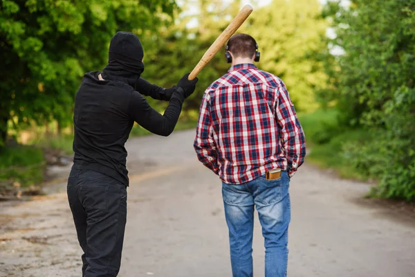 Offender Black Clothes Baseball Bat His Hands Attacks Man Pickpocketing — Stock Photo, Image