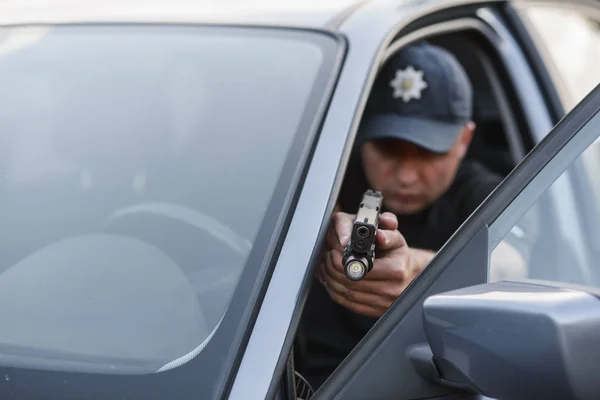 Ein Polizist Zielt Mit Einer Handfeuerwaffe Der Hand Auf Ein — Stockfoto