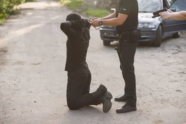 Delincuente Arrestado Está Arrodillado Policía Lleva Esposas Ley Orden —  Fotos de Stock