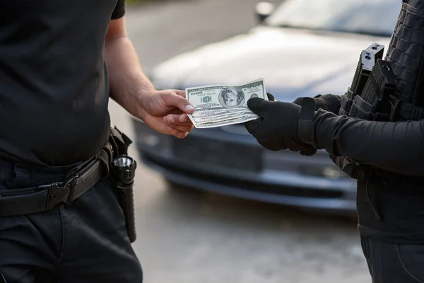 Der Täter Gibt Dem Polizisten Geld Schluss Mit Korruption Und — Stockfoto