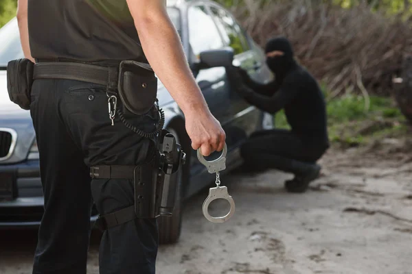Onun Elinde Tutan Kelepçeleri Polis Memuru Polis Arabayı Çalan Suçlu — Stok fotoğraf