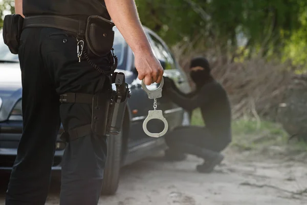 Police Officer Holding Handcuffs His Hands Policeman Arrested Offender Who — Stock Photo, Image