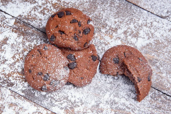 Galletas Pan Corto Con Chispas Chocolate Sobre Fondo Madera Espolvoreadas — Foto de Stock