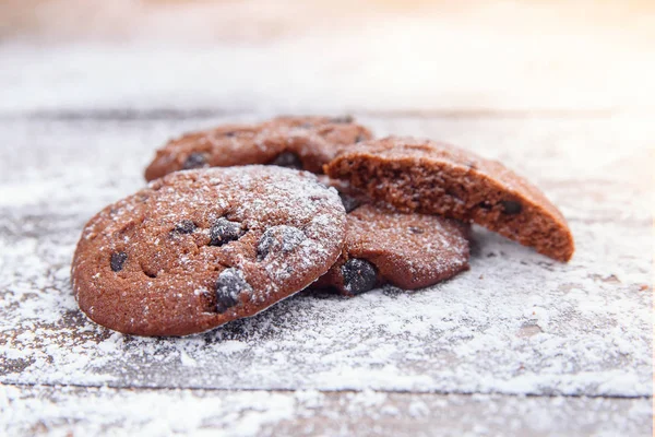 Galletas Pan Corto Con Chispas Chocolate Sobre Fondo Madera Espolvoreadas — Foto de Stock