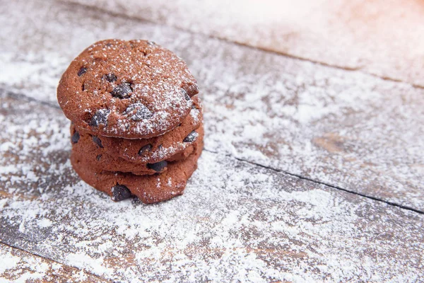 Biscoitos Shortbread Com Batatas Fritas Chocolate Fundo Madeira Polvilhado Com — Fotografia de Stock