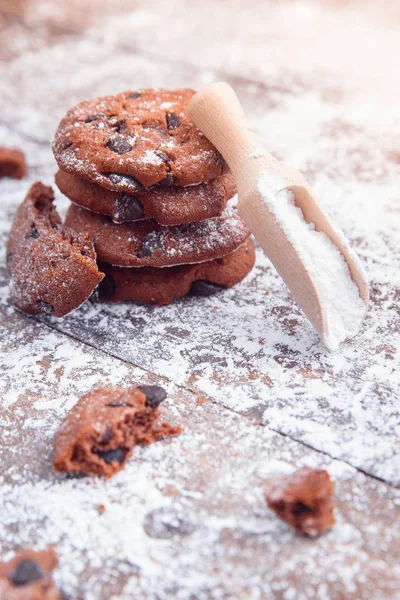 Biscoitos Com Fatias Chocolate Polvilhadas Com Açúcar Uma Colher Medição — Fotografia de Stock