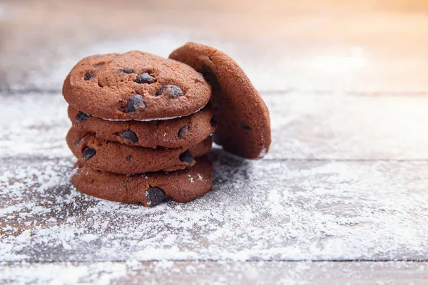 Galletas Pan Corto Con Chispas Chocolate Sobre Fondo Madera Espolvoreadas — Foto de Stock