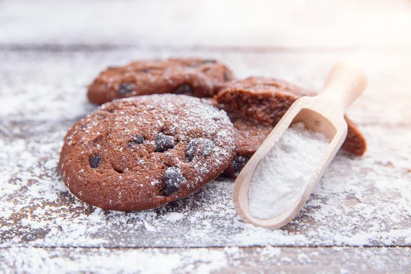 Galletas Pan Corto Con Chispas Chocolate Sobre Fondo Madera Espolvoreadas — Foto de Stock