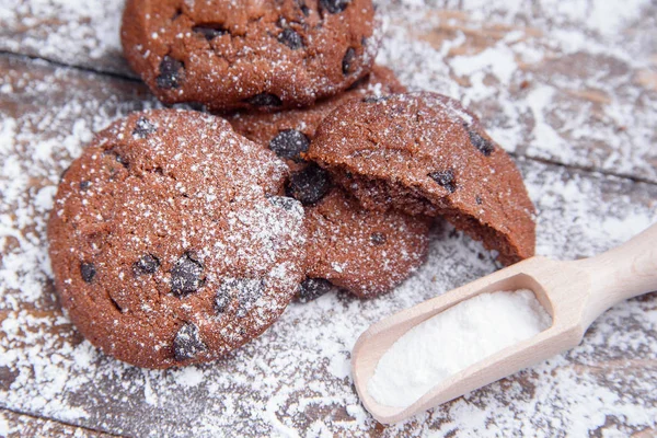 Galletas Pan Corto Con Chispas Chocolate Sobre Fondo Madera Espolvoreadas — Foto de Stock