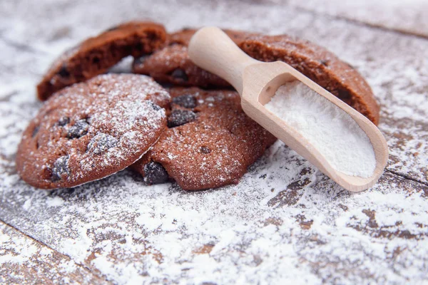 Biscoitos Shortbread Com Batatas Fritas Chocolate Fundo Madeira Polvilhado Com — Fotografia de Stock