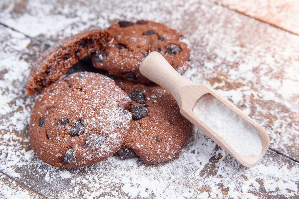 Biscoitos Shortbread Com Batatas Fritas Chocolate Fundo Madeira Polvilhado Com — Fotografia de Stock