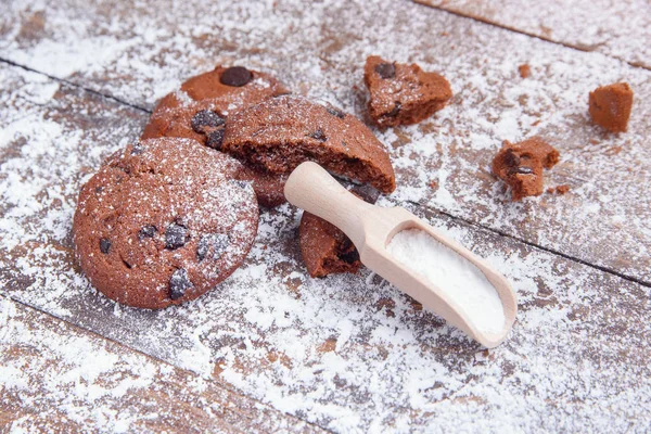 Biscoitos Shortbread Com Batatas Fritas Chocolate Fundo Madeira Polvilhado Com — Fotografia de Stock